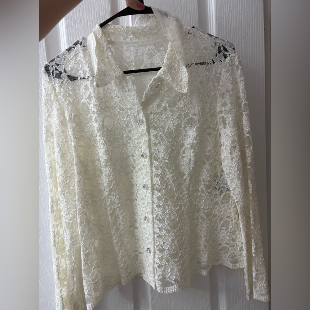 Cute lace top with silver buttons